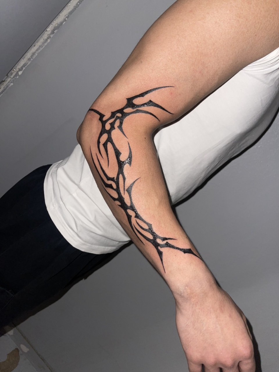 Neo tribal blackwork running along a forearm